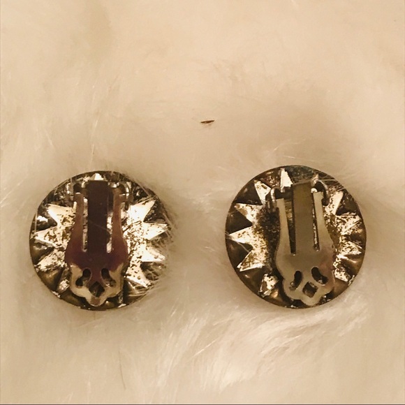 ❌SOLD❌ Vintage Silver Lilac Clip On Earrings - Picture 4 of 7